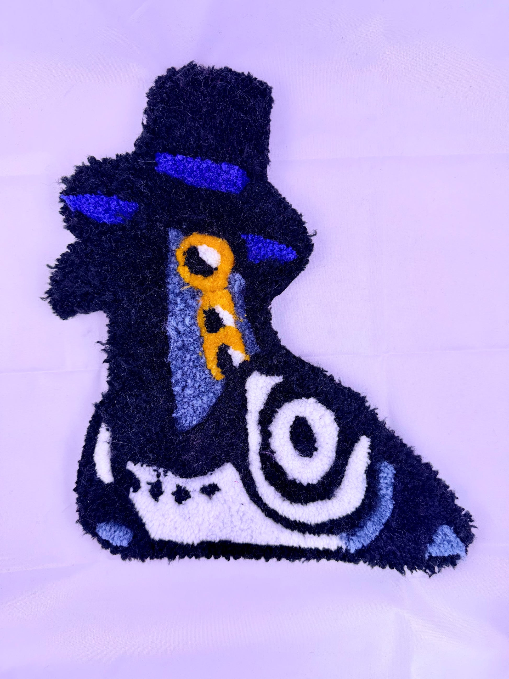 Tufted rug magpie sussie bird with a top hat on a white background
